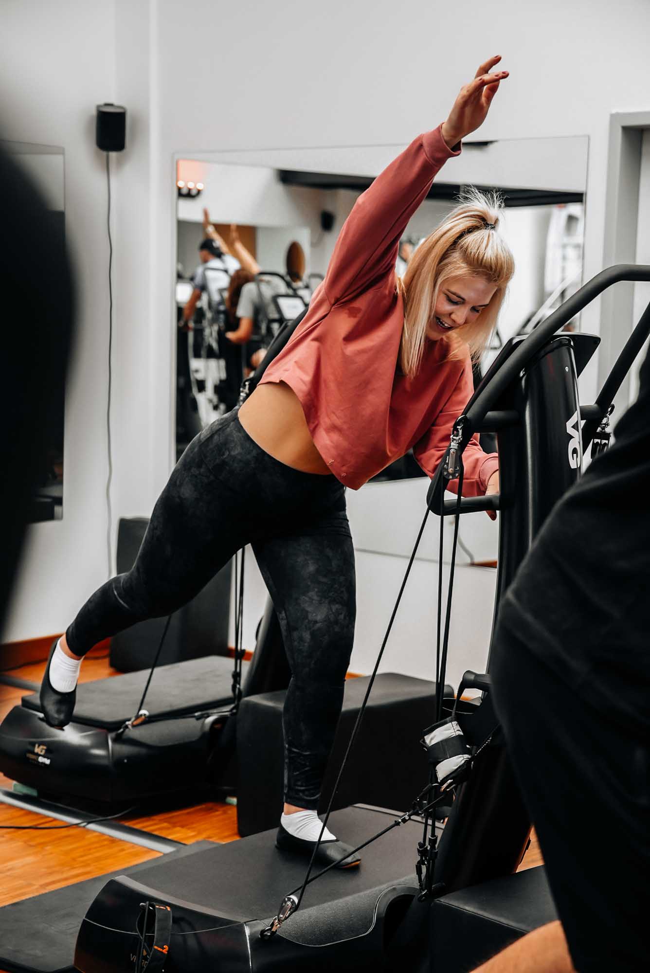 Vibrogym Training in Erding. Frau macht Vibratisonstraining